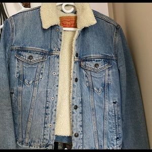 Authentic Levis trucker sherpa jacket
